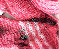 use safety pins as row counters, Knittingtherapy-blog by La Maison Rililie