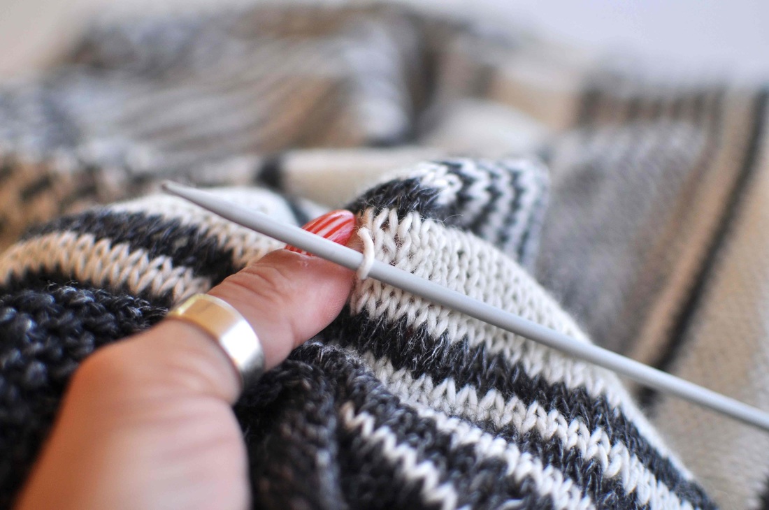 tightening up big and loose stitches during knitting (especially German Short-Row stitches), a tip by La Maison Rililie