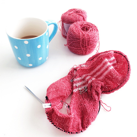 use safety pins as row counters, Knittingtherapy-blog by La Maison Rililie